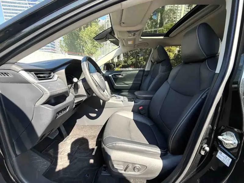 Vehicle photo 8