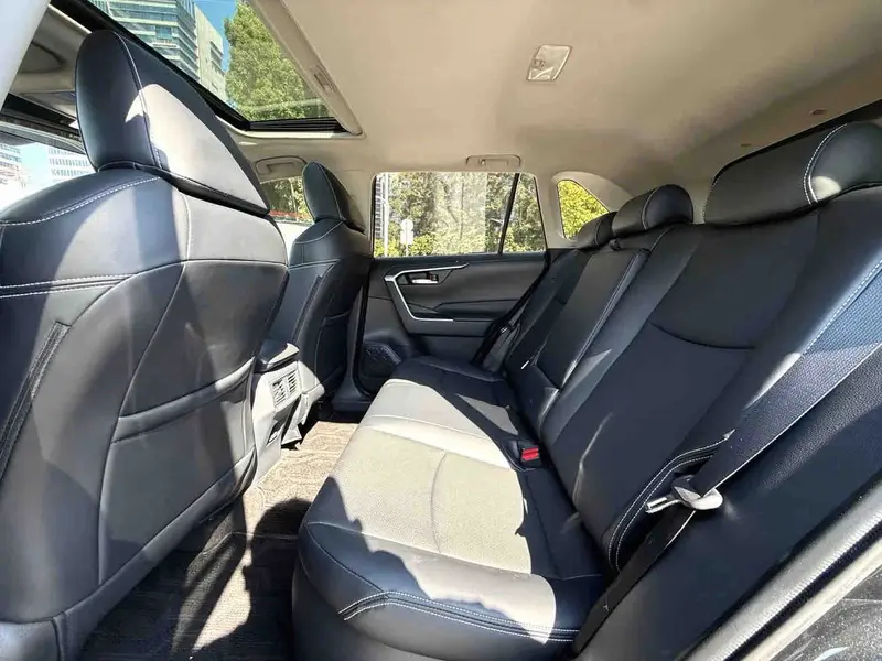 Vehicle photo 9