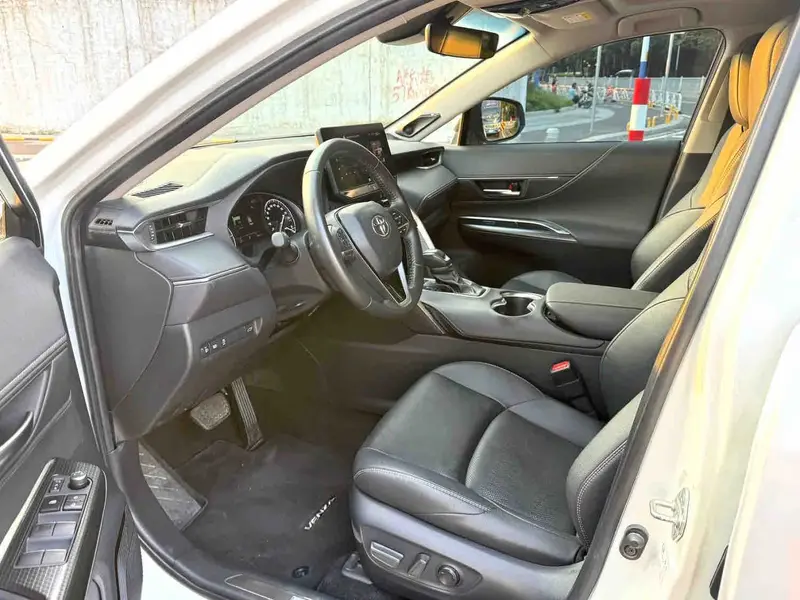 Vehicle photo 8