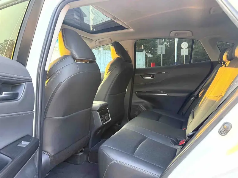 Vehicle photo 9