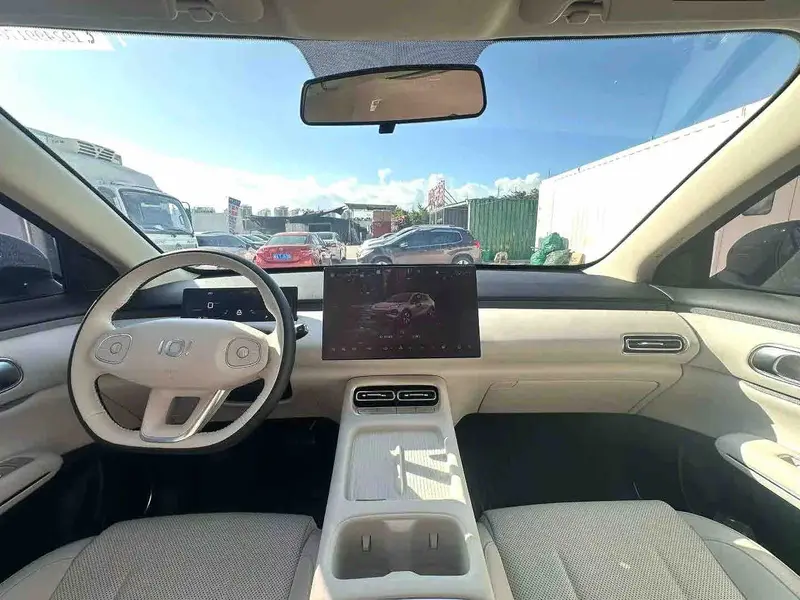 Vehicle photo 7