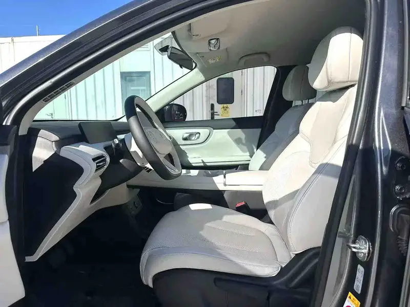Vehicle photo 8