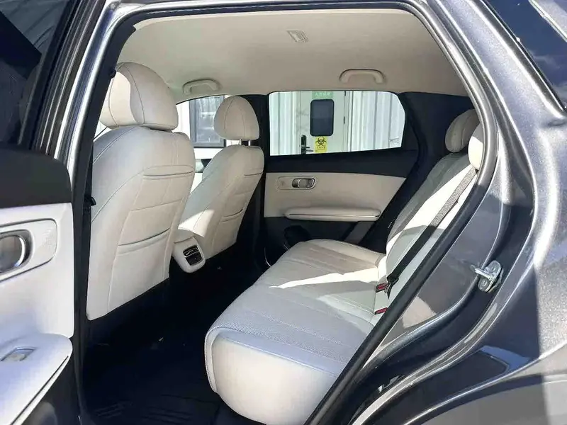 Vehicle photo 9