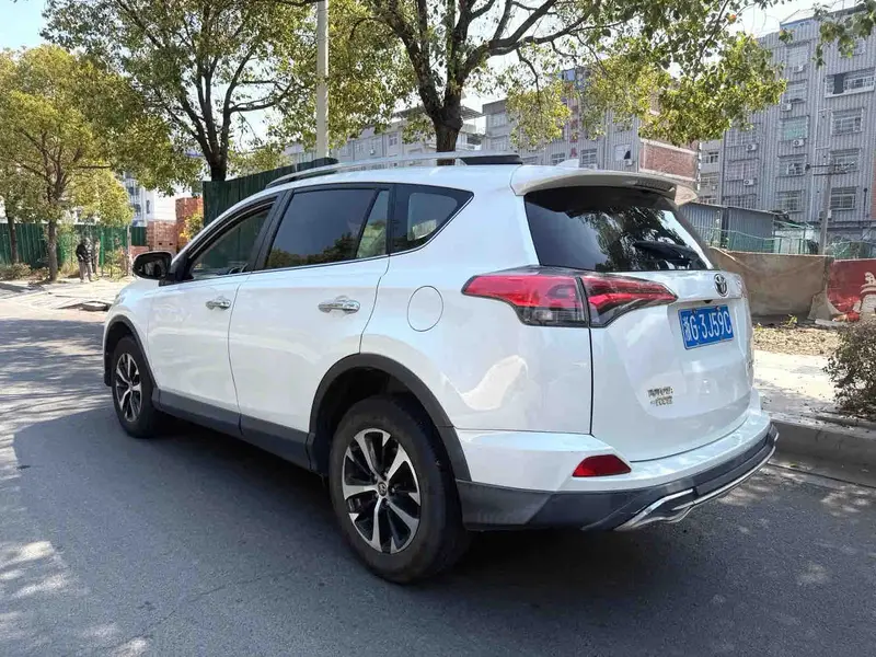 Vehicle photo 2