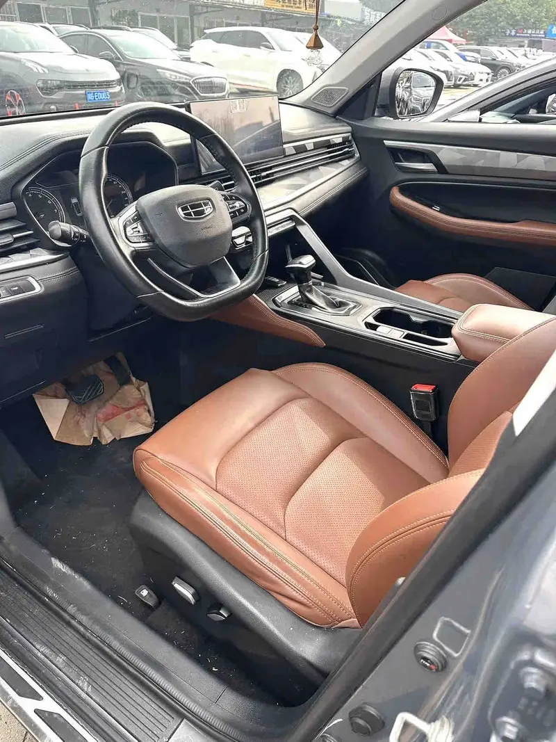 Vehicle photo 6