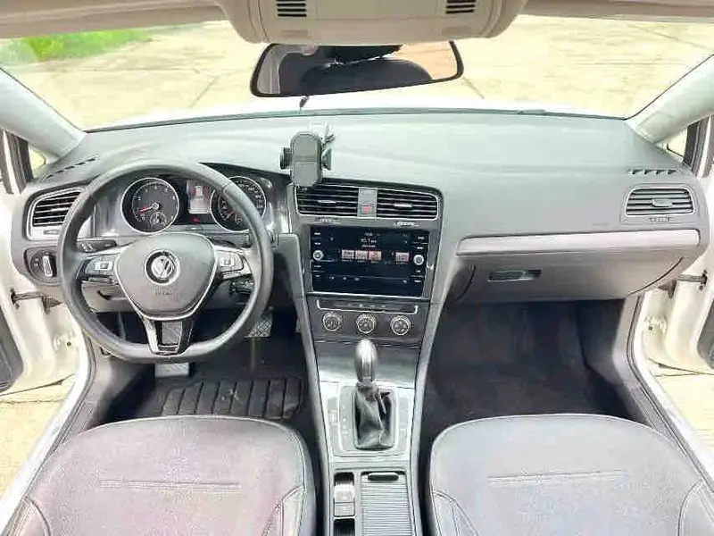 Vehicle photo 9
