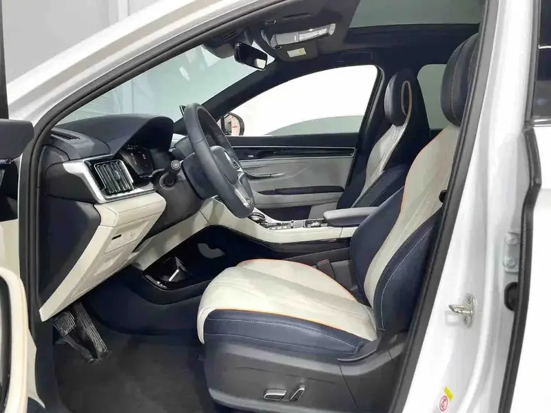 Vehicle photo 5