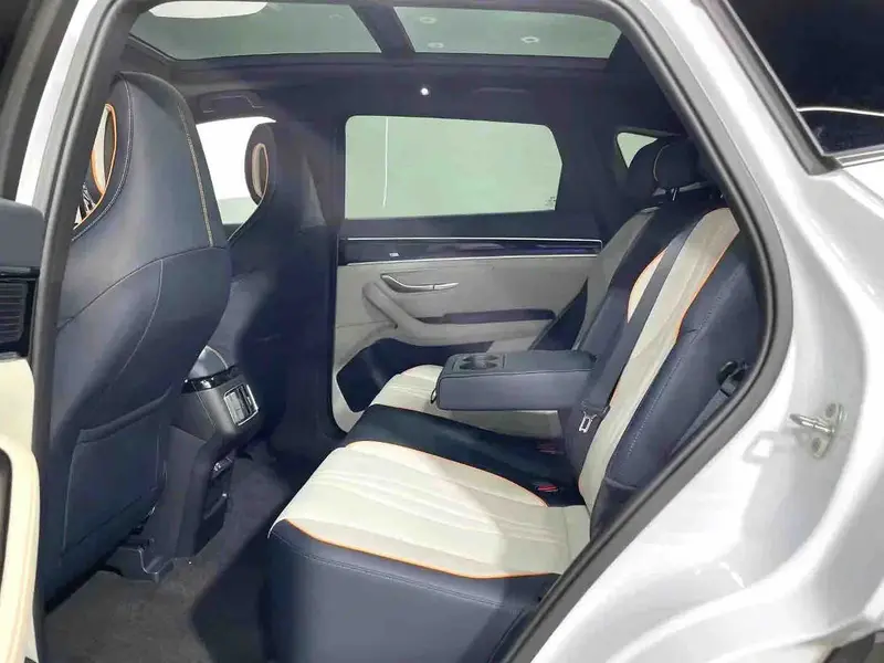 Vehicle photo 6