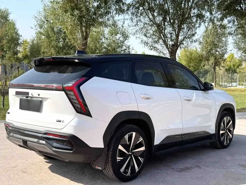 Vehicle photo 4
