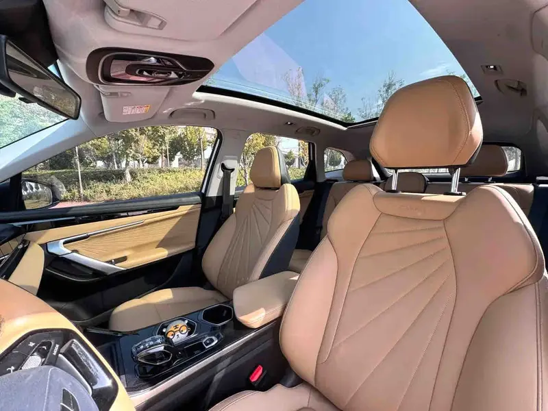Vehicle photo 8