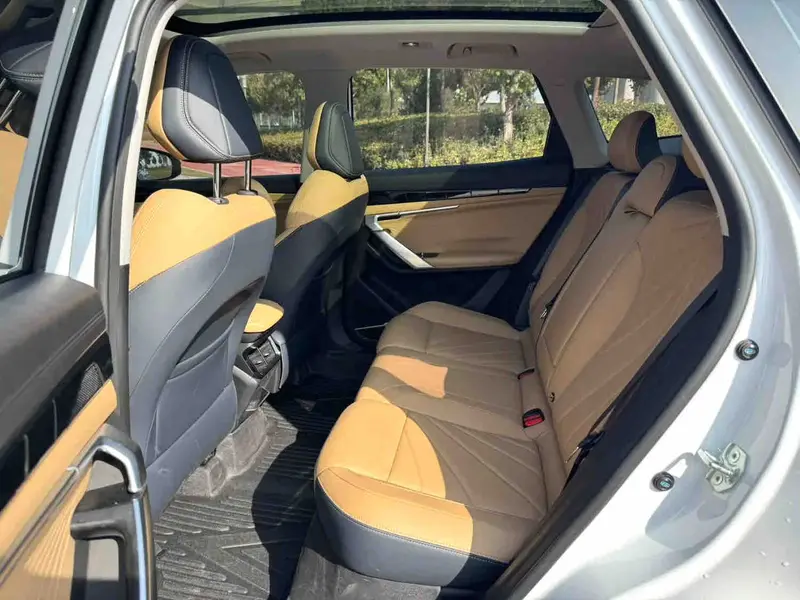Vehicle photo 9