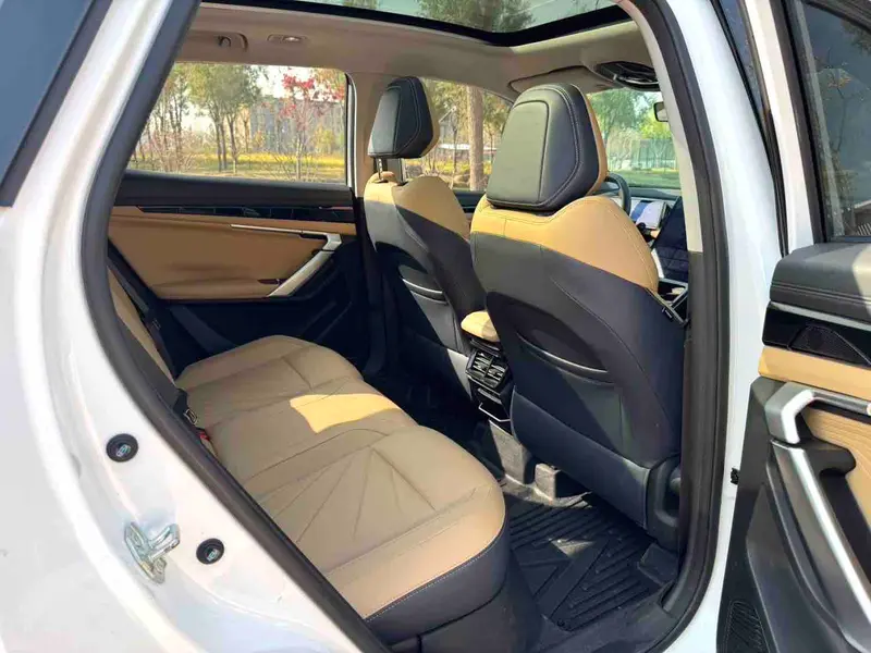 Vehicle photo 10