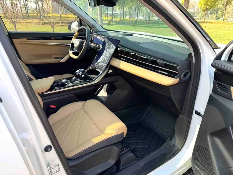 Vehicle photo 11