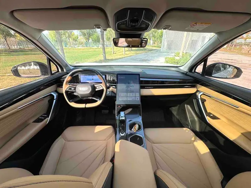 Vehicle photo 12