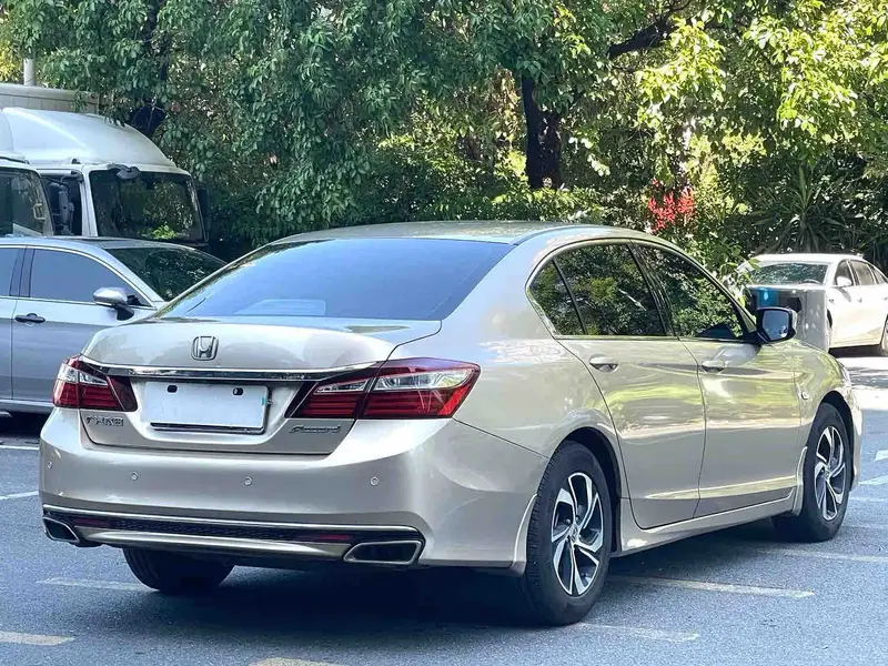 Vehicle photo 4