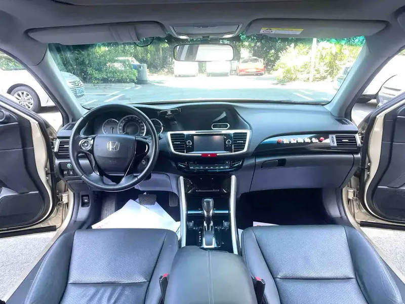 Vehicle photo 6