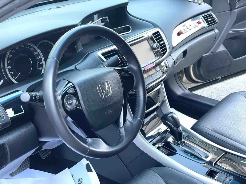 Vehicle photo 7