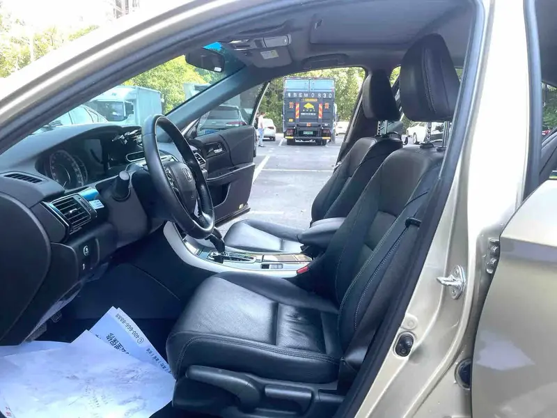 Vehicle photo 8