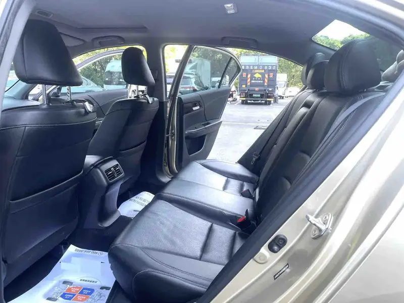 Vehicle photo 9