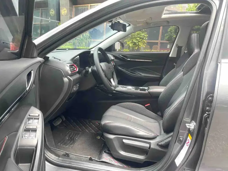 Vehicle photo 9