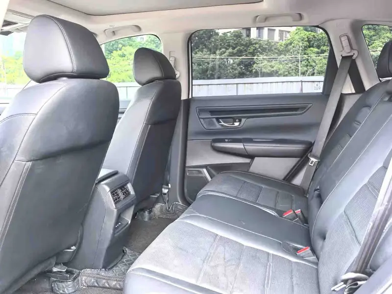 Vehicle photo 8