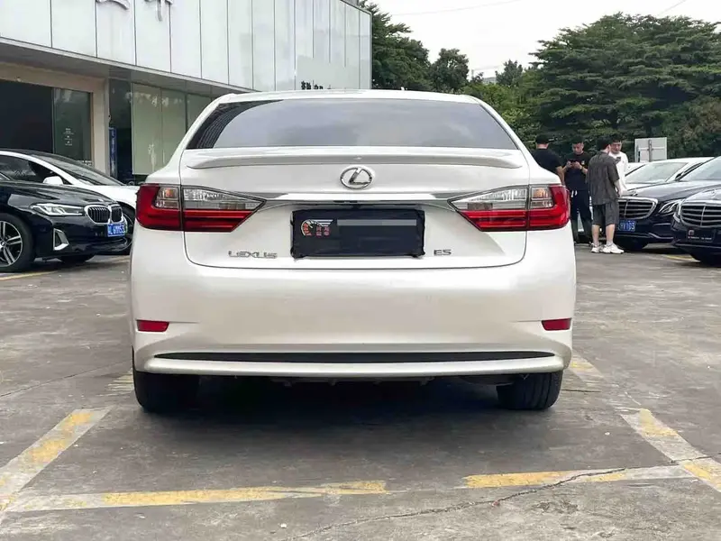 Vehicle photo 5