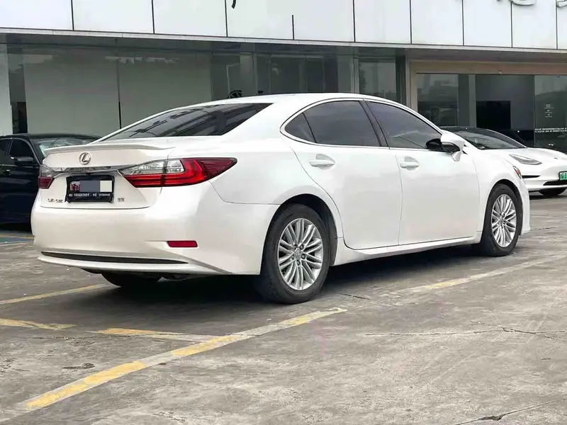 Vehicle photo 6