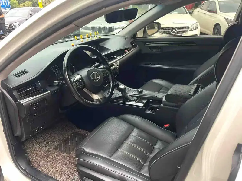 Vehicle photo 7