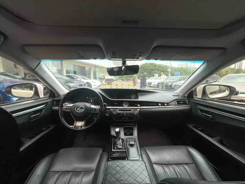 Vehicle photo 8
