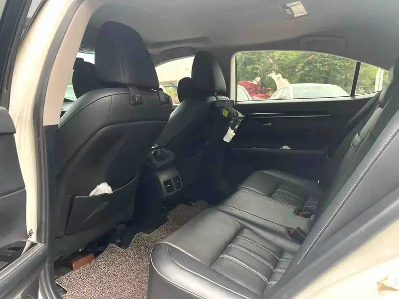 Vehicle photo 9