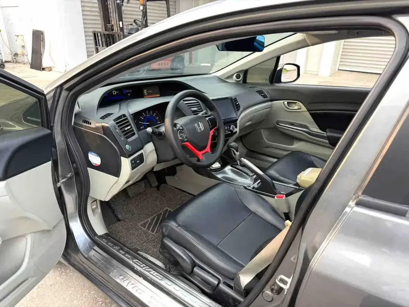 Vehicle photo 7