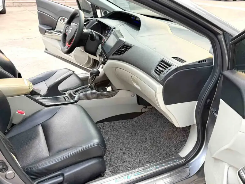 Vehicle photo 8