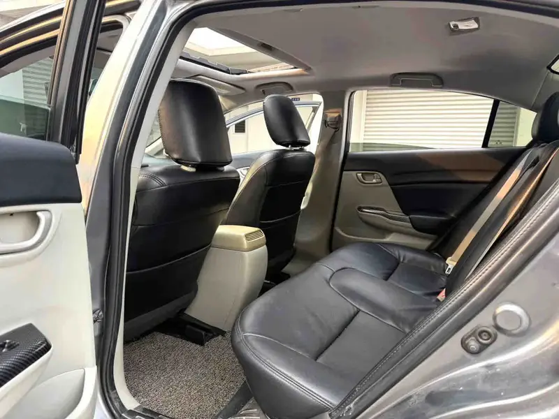 Vehicle photo 9