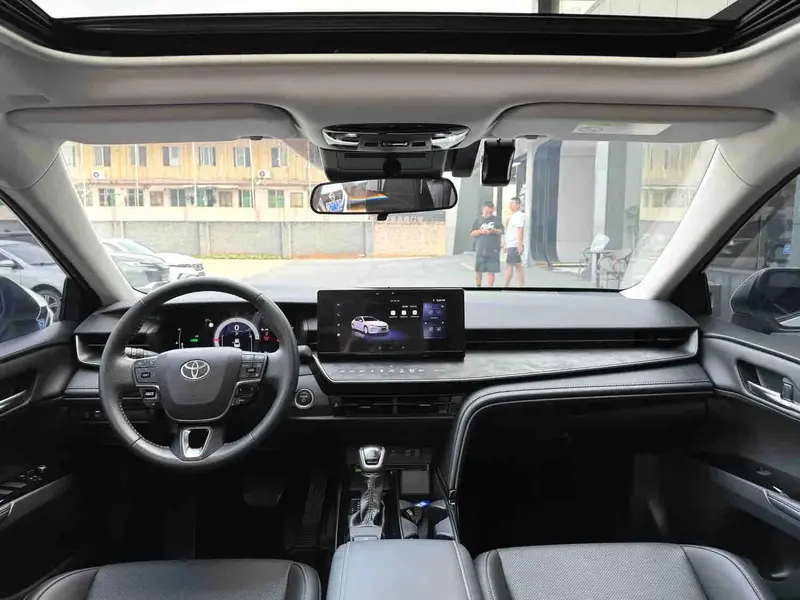 Vehicle photo 7