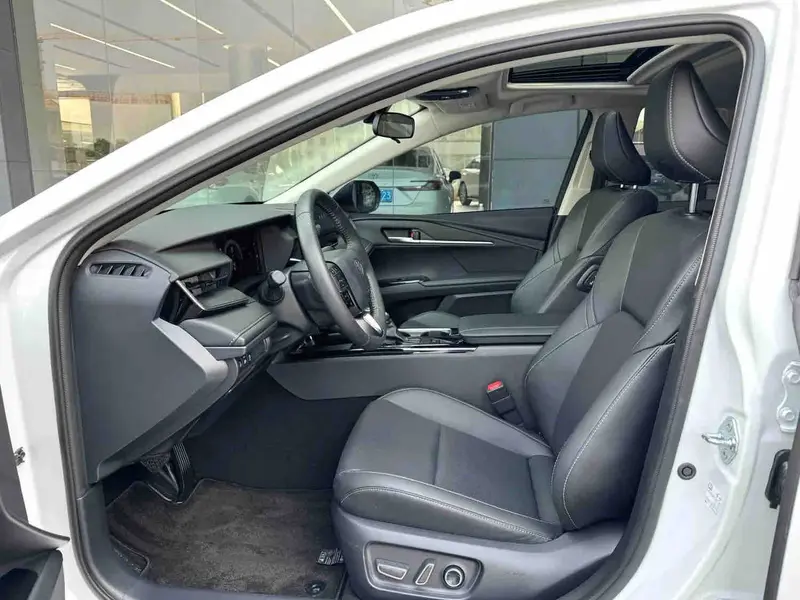 Vehicle photo 8