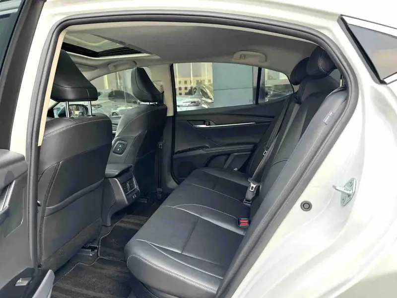 Vehicle photo 9