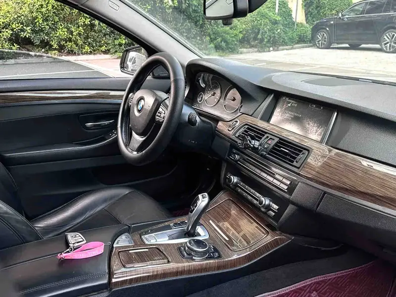 Vehicle photo 5