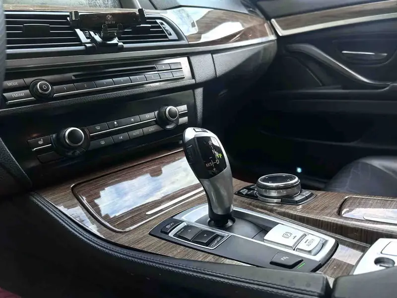Vehicle photo 7