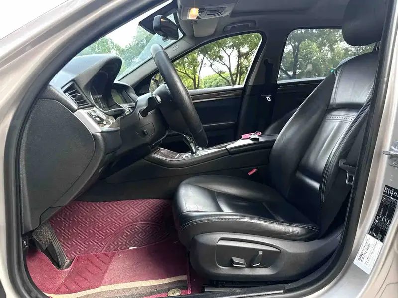 Vehicle photo 8