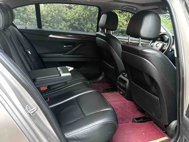Vehicle photo 9
