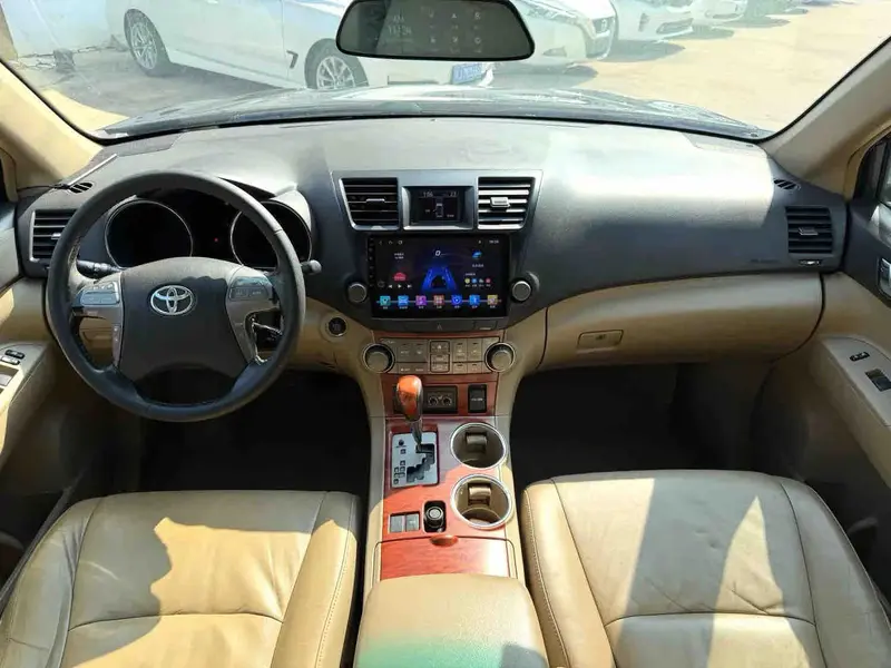 Vehicle photo 8