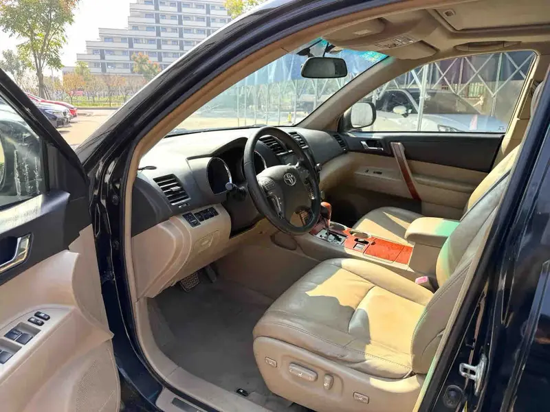 Vehicle photo 9