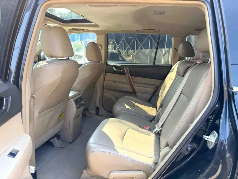 Vehicle photo 10
