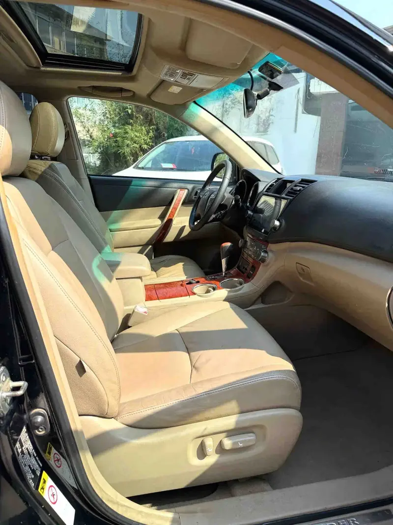 Vehicle photo 11