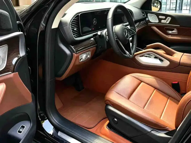 Vehicle photo 4