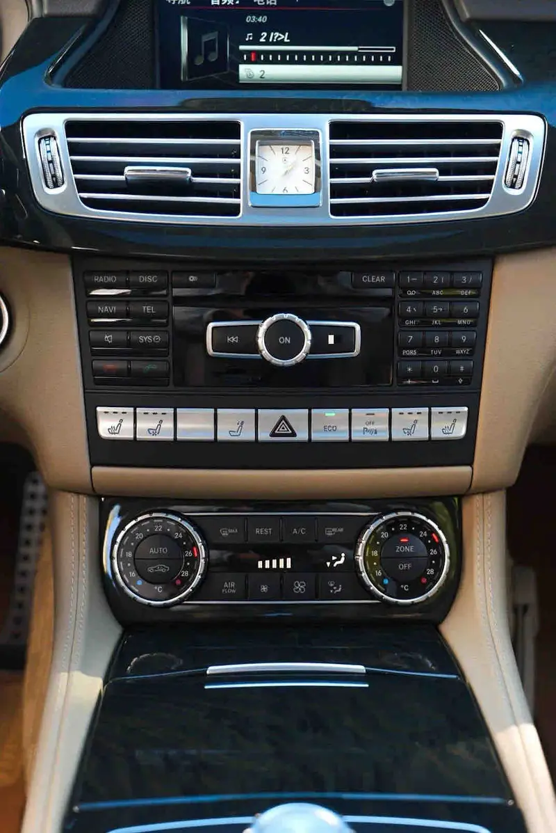 Vehicle photo 11