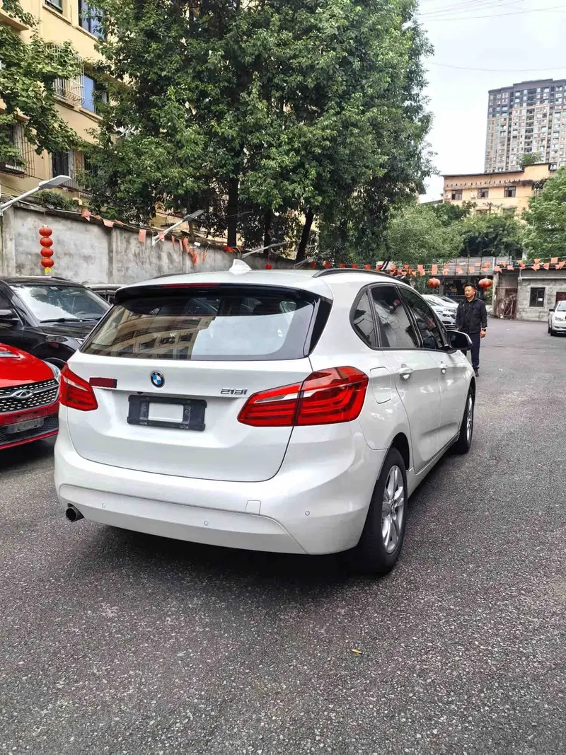 Vehicle photo 3