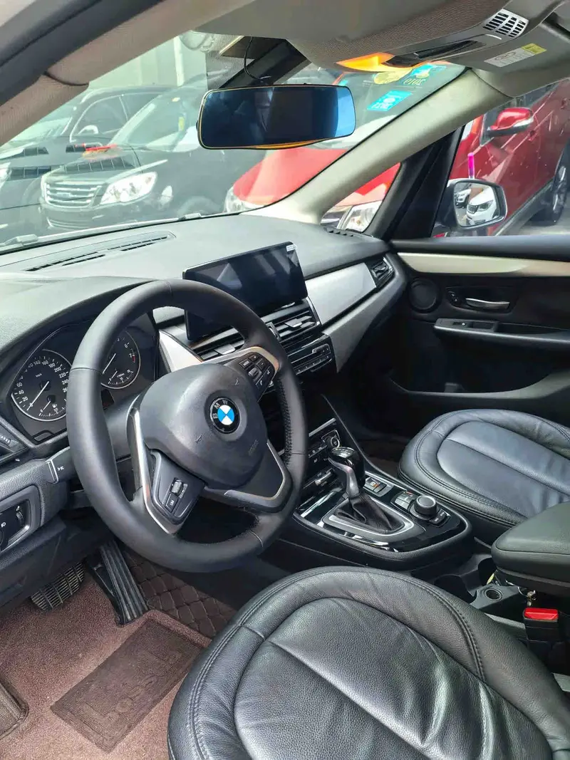 Vehicle photo 5