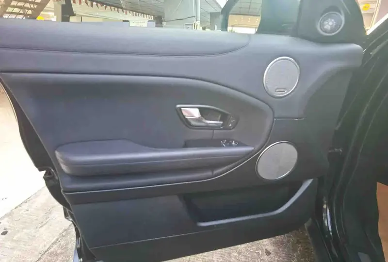 Vehicle photo 7