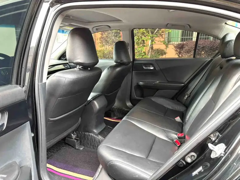 Vehicle photo 7
